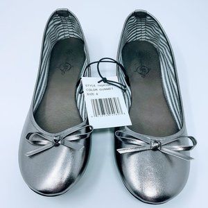 Women's Sole Mates Metallic Silver Flat Shoes in Size 8 NWT